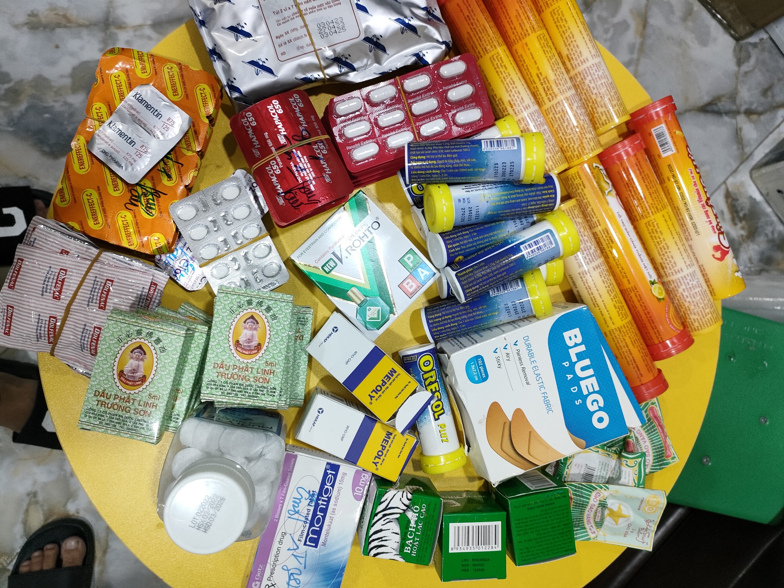 Khi gửi hàng mẫu đi nước ngoài, một số mặt hàng đặc biệt như thuốc có thể bị phụ thu